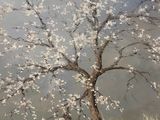 une peinture à l'huile d'un arbre avec des fleurs blanches dans un champ