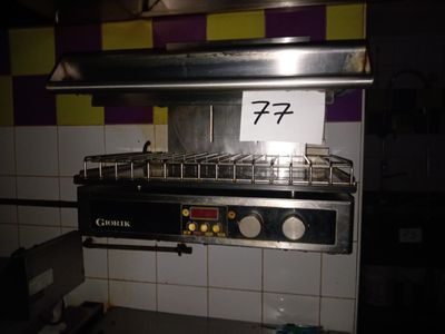 une cuisinière sur laquelle est posée une pancarte, dans une cuisine