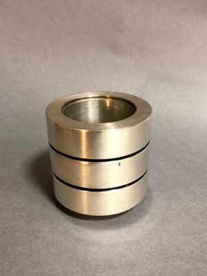 Bougeoir en métal argenté à trois anneaux sur talon. H. : 6.…