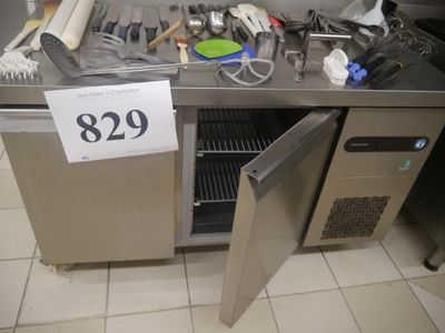une photo d'une cuisine avec de nombreux ustensiles posés sur le plan de travail