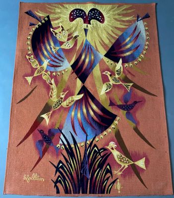 une tapisserie représentant des oiseaux et des fleurs sur fond bleu