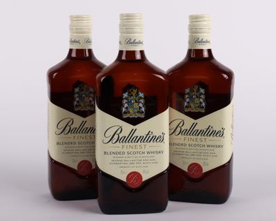 trois bouteilles de whisky écossais blended Ballant's sur fond blanc
