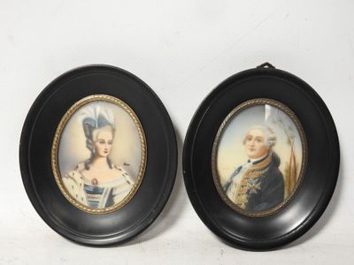 deux portraits encadrés représentant un homme et une femme sur fond blanc