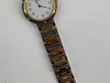 une image d'une montre-bracelet sur une surface blanche avec un fond blanc