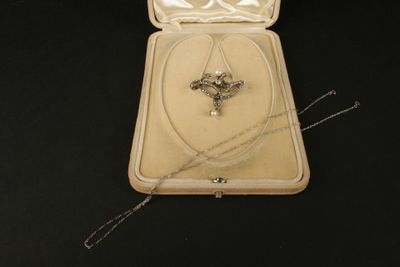 une petite boîte contenant une croix en argent