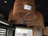 un panier en osier suspendu au plafond d'un restaurant
