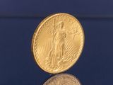 une pièce d'or posée sur une surface bleue