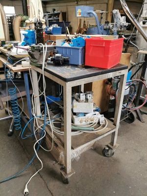 un établi avec de nombreux outils