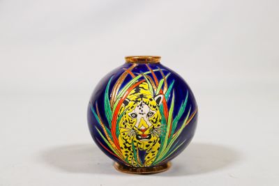 un vase bleu orné d'une image de tigre