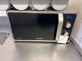 un micro-ondes posé sur un comptoir dans une cuisine