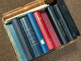 une boîte pleine de livres posée sur le sol