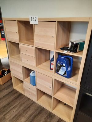 une étagère sur laquelle sont disposés de nombreux objets différents