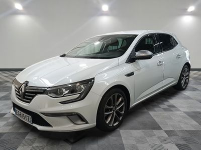 la voiture blanche est garée sur un sol en damier dans le garage