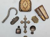 un assortiment d'objets anciens, notamment une croix, un sac à main, un livre et d'autres objets