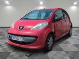la photo d'une petite voiture rouge garée dans un garage