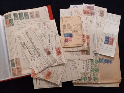 beaucoup de vieilles lettres et d'enveloppes sur la table