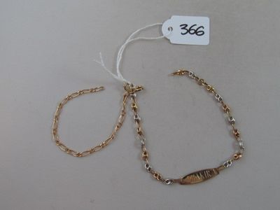 un gros plan sur deux bracelets posés sur une table, avec une étiquette de prix