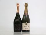 deux bouteilles de vin posées l'une à côté de l'autre sur une table