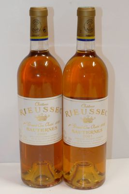 deux bouteilles de vin posées l'une à côté de l'autre sur une table