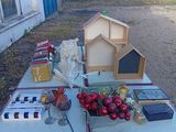 une table sur laquelle se trouvent plusieurs objets