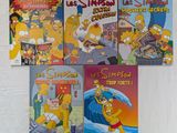 Quatre albums de bandes dessinées des Simpson sont posés sur une surface blanche