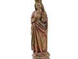 une statue de femme tenant un bébé dans ses bras