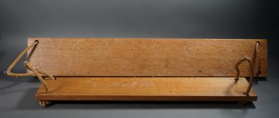 Deux ÉTAGERES à suspendre en bois naturel retenues par des c…