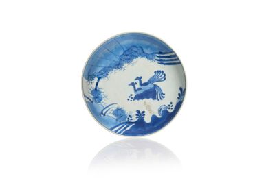 une assiette bleue et blanche avec une image d'un homme à cheval