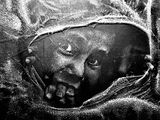 une photo en noir et blanc d'un bébé emmailloté dans une couverture