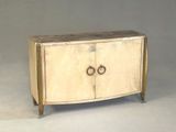 une petite armoire à deux portes, munie d'une poignée