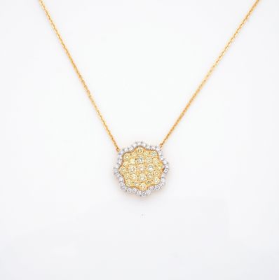 un pendentif en diamants jaunes et blancs monté sur une chaîne en or