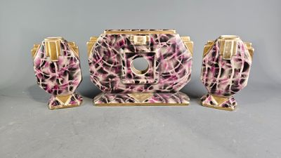 Caisse de pendule et paire de vases en céramique de Gastines…