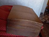 une pile de livres pliés sur un lit dans une chambre