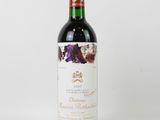 une bouteille de vin posée sur une table