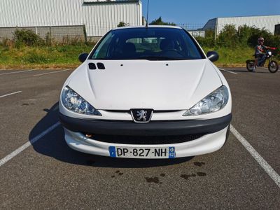 une voiture blanche garée dans un parking