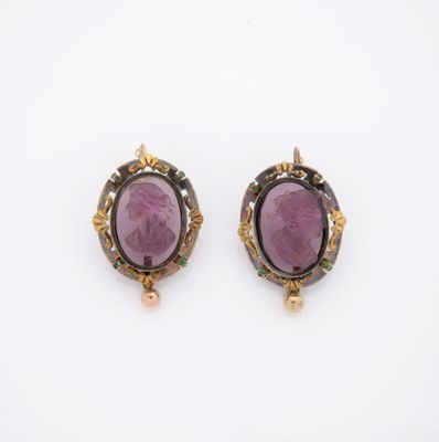 une photo d'une paire de boucles d'oreilles en améthore et en diamant