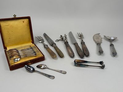 de nombreux types de couteaux et de cuillères dans un coffret