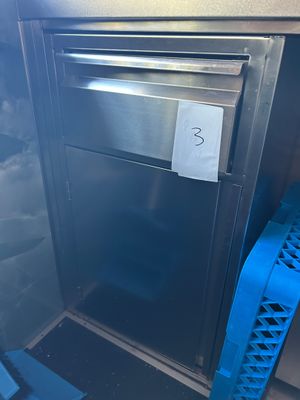 une photo d'un four en acier inoxydable muni d'une poignée bleue