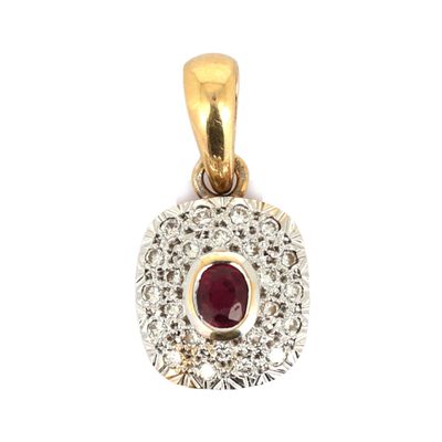 un gros plan d'un pendentif en diamant et rubis sur fond blanc