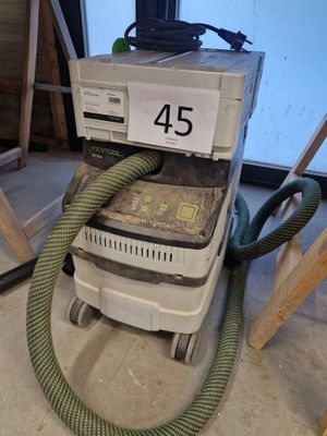 une machine à laquelle est raccordé un tuyau