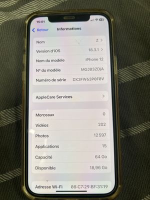 Un iPhone, dont les notifications s'affichent à l'écran, est posé sur une table