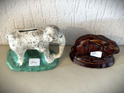deux figurines d'éléphants posées sur une table