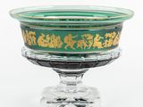 un saladier en verre orné d'un motif vert et or