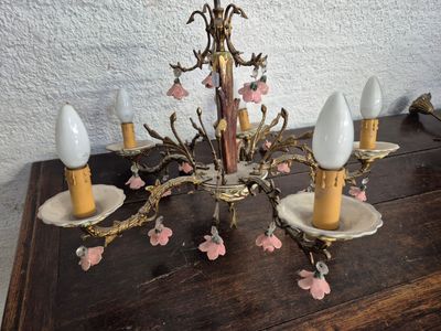 un lustre à trois lumières posé sur une table en bois