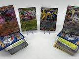 quatre cartes Pokémon différentes posées les unes sur les autres sur une table