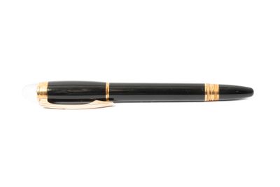 un gros plan d'un stylo sur une surface blanche avec un fond blanc