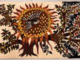 un tapis orné d'un tournesol posé sur un sol carrelé