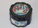 une boîte bleue et verte sur laquelle figure une image