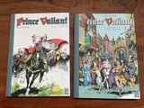 deux bandes dessinées sont assises l'une à côté de l'autre sur une table