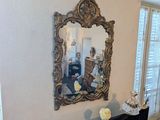 une photo d'un salon avec un piano et un miroir